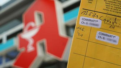 Symbolbild: Jörg Carstensen/dpa
Ein Impfpass, auf dem zwei Corona-Impfungen mit Comirnaty dokumentiert sind. Die Polizei ermittelt wegen falscher Impfzertifikate bei 100 Patienten.