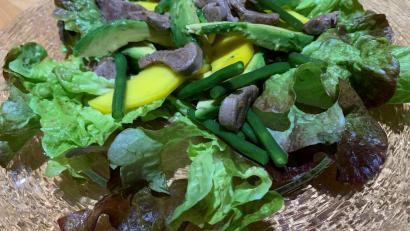 Bild:  Michael Schiffer 
Harmonieren perfekt im Salat: Rehfilet, Mango, Avocado und grüne Bohnen.