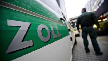 Symbolbild: Nicolas Armer/dpa
Der Zoll Regensburg stoppt Einfuhr von 1,4 Millionen OP-Masken (Symbolbild)