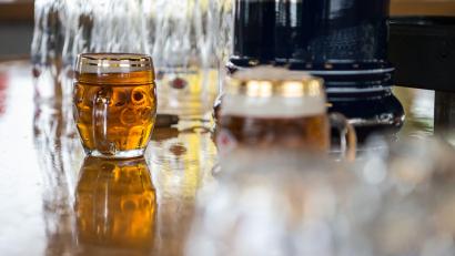 Symbolbild: Wolfram Kastl
Ein mit Bier gefülltes Glas steht auf einem Tresen. Eine Ambergerin hatte mehrere Bier getrunken, fuhr Auto und beschädigte im Vorbeifahren ein anderes Auto.