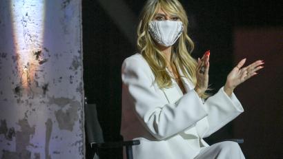 Bild: Jens Kalaene/dpa
Das Model Heidi Klum mit Mund-Nase-Bedeckung.