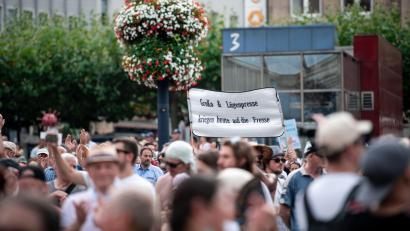 Archivbild: Fabian Strauch, dpa
Ein Aufruf zur Gewalt gegen Journalisten? Dieses Schild wurde bei einer Querdenker-Demonstration in Dortmund in die Luft gehalten.