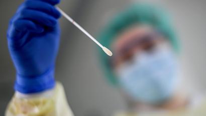 Symbolbild: Britta Pedersen/dpa
PCR-Tests sind sehr genau, können aber in sehr seltenen Fällen auch falsche Ergebnisse liefern.