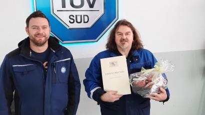 Bild: kro
Prüfstelleleiter Christian Geweth (links) zeichnete Hans Panzer für 25 Jahre Betriebszugehörigkeit zum TÜV Süd aus. Zudem erhielt er eine Ehrenurkunde des Freistaates Bayern.