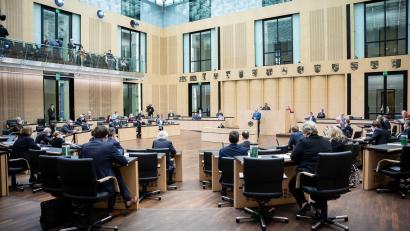 Bild: Bernd von Jutrczenka/dpa
Der Bundesrat hat in einer Sondersitzung den neuen Quarantäne-Regelungen zugestimmt.