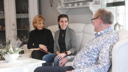 Bild: Gabi Schönberger
Im Hause Laurich wird viel geredet. Gute Voraussetzungen für die 17-jährige Eva (Mitte) aus Tschechien ihr Deutsch zu verbessern. Noch bis Juli wohnt sie bei ihren Gasteltern Gabriele und Manfred Laurich.