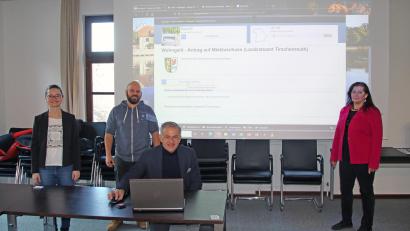 Bild: Fabian Polster/Landratsamt/exb
Sozialamtsleiterin Judith Sollfrank, EDV-Mitarbeiter Simon Haberkorn, Landrat Roland Grillmeier und Regierungsdirektorin Regina Kestel (von links) gaben den Startschuss für den Online-Wohngeldantrag.
