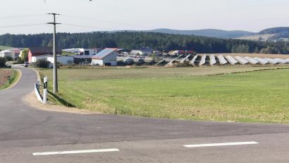 Bild: Portner
Der Solarpark Hof soll an der Teunzer Straße (nach rechts) entstehen, was schon 2009 angedacht war. Neu ist, dass die in Richtung Industriegebiet West angrenzende Fläche von der Stadt angekauft werden kann.