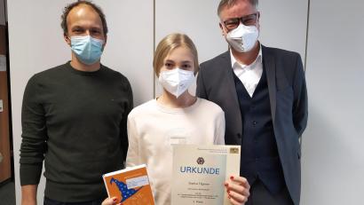Bild: StD Meier/exb
Schulleiter Harald Olschner (rechts) und der betreuende Lehrer Ulrich Dünzl gratulieren Sophia Tilgener zum beachtlichen Erfolg.