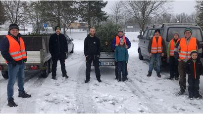 Bild: Martin Meier/exb
Den Erlös der Christbaumabholaktion führt die Kolpingsfamilie Kümmersbruck einem guten Zweck zu.