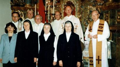Archivbild: sh
Die letzten drei Schwestern der Armen Schulschwestern von Unserer Lieben Frau, Rosa Gillich, Erentrud Patton und Helene Hien, wurden vor etwas über 20 Jahren von Schnaittenbach abgezogen. Im Namen der Pfarrei St. Vitus verabschiedeten sie die damalige Pfarrgemeinderatsvorsitzende Rasp und die Geistlichen Striegl, Meier, Demleitner, Uwer und Kett.