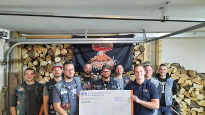 Bild: adj
Mit 750 Euro unterstütz der Mofaclub Matchhoden die Helfer vor Ort