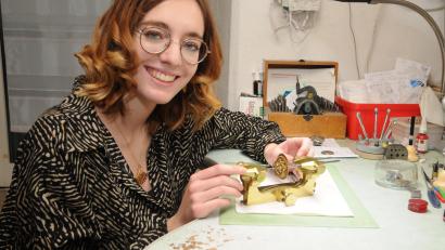 Bild: ige
Carina Sindel kann sich gut konzentrieren. Das ist Voraussetzung dafür, feinste Arbeiten an den oft teuren Werkstücken auszuführen. Die Arbeit macht ihr enormen Spaß.