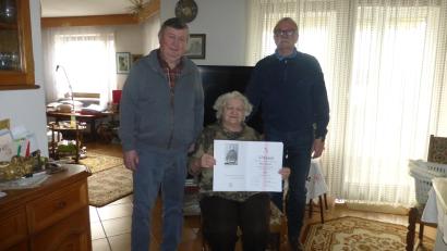 Bild: bey
Gründungsvorstand Rudolf Schraml (links) und Altbürgermeister Hans Schäfer, die Beide dem Leitungsteam der Parksteiner KAB angehören, übergaben Maria Werner Urkunde, Dankschreiben und einen Geschenkgutschein des Ortsverbandes mit den besten Wünschen sowie der Bitte, der KAB auch weiterhin treu zu bleiben.