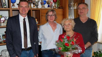 Bild: sm
Maria Hecht (vorne, rechts) aus dem Birkenweg feierte im Kreise ihrer Familie den 90. Geburtstag. Bürgermeister Ernst Schicketanz (links) gratulierte.