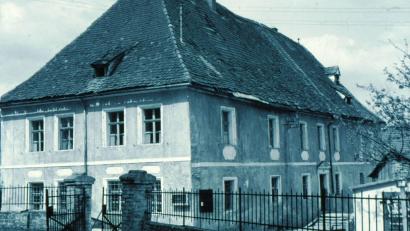 Bild: Albert Scheuerer/exb
Bei dieser Ansicht aus den 1960er-Jahren war der Zustand des damals noch bewohnten, ehemaligen Landsassenschlosses in Hohenkemnath noch einigermaßen in Ordnung. Wer holt nun das heruntergekommene Schloss aus seinem Dornröschenschlaf?