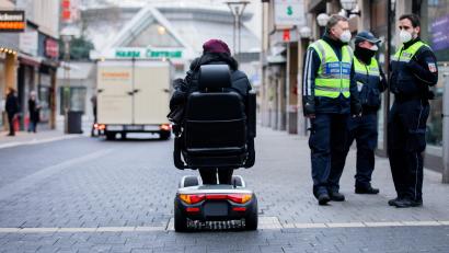 Symbolbild: Rolf Vennenbernd/dpa
Eine ältere Dame kippte in Pommelsbrunn mit ihrem Elektromobil um.