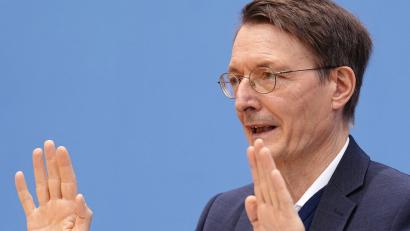 Bild: Kay Nietfeld
Karl Lauterbach (SPD), Bundesminister für Gesundheit, äußert sich in der Bundespressekonferenz zur aktuellen Corona-Lage. Foto: Kay Nietfeld/dpa
