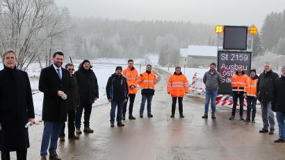 Bild: Thomas Dobler
Die offizielle Verkehrsfreigabe des neuen Straßenstücks der Staatstraße 2159 erfolgte am Freitag im Beisein des Regierungspräsidenten Axel Bartelt (ganz links) und des Landrats Thomas Ebeling (daneben), einiger Bürgermeister, Vertretern des Staatlichen Bauamts Amberg-Sulzbach und der ausführenden Firmen. Man traf sich zu den Ansprachen auf einem Stück der alten Staatsstraße. Die neue liegt weiter links.