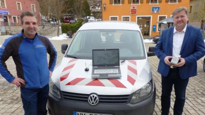 Bild: jp
Wassermeister Elmar Halk (links) von der Pettenhofer Gruppe stellt Bürgermeister Stefan Braun (rechts) das technische Gerät, einen Laptop und eine Antenne, für die digitale Wasserablesung im Bereich Kastl vor.