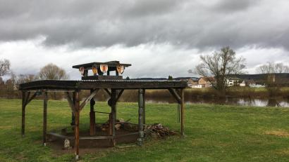 Bild: upl
Eine offene Feuerstelle liegt in der Mitte des Camps an der Naab. Dessen Betreiber und die Nabburger Sportangler sind sich nicht mehr grün.