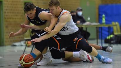 Bild: A. Schwarzmeier
Eine starke kämpferische Einstellung der Neustädter Regio-Basketballer (wie hier Jacob Sailer im Spiel gegen die TG Würzburg) wird nötig sein, um das Oberpfalzderby gegen den ASV Cham zu gewinnen.