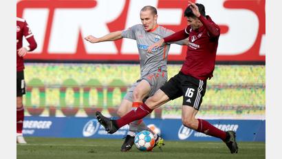 Bild: Daniel Karmann/dpa
Paderborns Sven Michel (links) war entscheidend an der Heimniederlage des 1. FC Nürnberg (im Bild Christopher Schindler) beteiligt.