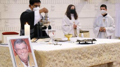 Bild: do
Mit einem berührenden Requiem in der Pfarrkirche Mariä Himmelfahrt, zelebriert von Ortspfarrer Dr. Augustin Lobo, verabschiedeten sich Marktgemeinde, Familie, Freunde und Wegbegleiter von Bürgermeister a.D. Fritz Fürk