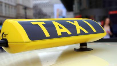 Symbolbild: dpa
Im Taxi nach Weiden kam es zu einem Streit zwischen Fahrer und Fahrgast.