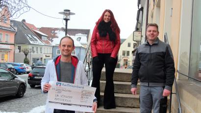 Bild: stg
Apotheker Dr. Sebastian Vonhoff (links) überreichte jeweils 1500 Euro an Holger Pühl sowie Jessika Wöhrl-Neuber.