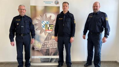 Bild: Polizeiinspektion Wunsiedel/exb
Dienststellenleiter Hubert Schricker (links) und sein Stellvertreter Wolfgang Schultes (rechts) begrüßten Michael Eckstein.