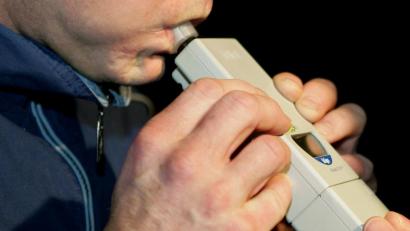 Symbolbild: Uli Deck/dpa
2,6 Promille ergab der Atemalkoholtest des betrunkenen Mannes am Schlörplatz.