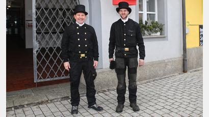 Bild: njn
Bezirkskaminkehrermeister Richard Plössner (links) gratulierte seinem Mitarbeiter Fabian Preuß zur bestandenen Kaminkehrermeisterprüfung, natürlich mit Zylinder.