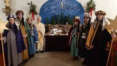 Bild: gm
Zwei Gruppen der Pittersberger Sternsinger erschienen den Gläubigen am Dreikönigstag dank Pfarrhaushälterin Elisabeth Vogl in neuen Gewändern. Zwölf weitere Kostüme hat die Spenderin zugesagt. Auch Pfarrer Beer freut sich.