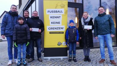 Bild: gmü
Das Geld ist gut angelegt: (von links) Nikolaus Andreas Solter, Beisitzer Andreas Schmidt, Diplom Sozialpädagoge Andreas Vollath, Erste Vorsitzende Carina Völkl und Beisitzer Alexander Wenzel