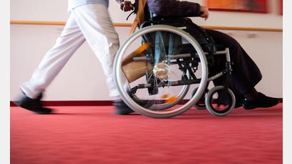 Symbolbild: Tom Weller/dpa
Gut zwei Jahre nach Pandemiebeginn und mitten in der fünften Corona-Welle werden in Bayern händeringend Pflegekräfte gesucht.