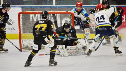 Bild: Andreas Brückmann
Auch wenn ihm ein Lapsus unterlief, war Carsten Metz (Mitte) bei der Niederlage in Kempten ein sicherer Rückhalt für die Wild Lions.