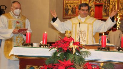 Bild: kro
Wallfahrtsanführer der 417. Monatswallfahrt war Professor Dr. Christoph Binninger (rechts). Links neben ihm Stadtpfarrer Georg Flierl.