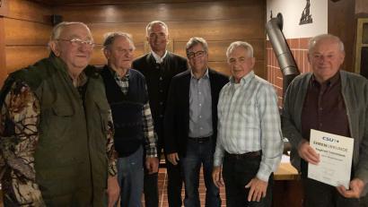 Bild: Klaus Hernes/exb
Der CSU-Ortsverband ehrt langjährige Mitglieder (von link): Alfred Reinwald, Karl Sperl, CSU-Kreisvorsitzender Harald Schwartz, Vorsitzender Klaus Hernes, Adalbert Pirzer und Siegfried Trettenbach.