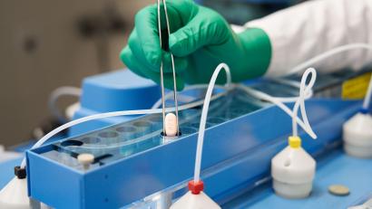 Symbolbild: Pfizer/dpa
Ein Mitarbeiter von Pfizer hält eine Paxlovid-Tablette mit einer Zange.