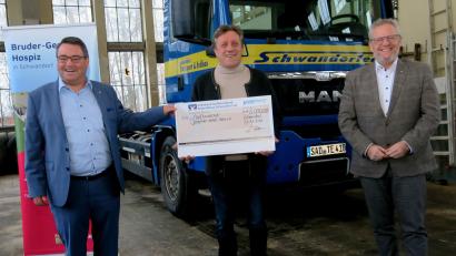 Bild: Hirsch
Geschäftsführer Josef Beer (Mitte) überreichte im Beisein von Oberbürgermeister Andreas Feller (rechts) einen Scheck über 5000 Euro an Regionalvorstand Martin Steinkirchner (links).