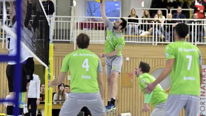 Bild: Hubert Ziegler
Diagonalangreifer Fabian Buck vom VC Amberg (Mitte) bei einem seiner pfeilschnellen Schmetterbälle über das Netz in die Bad Windsheimer Hälfte, in welcher Mittelblocker Julian Markus (links) und Libero Peter Hofmann (rechts) den Ball erwarten. Mittelangreifer Severin Groha, Zuspieler Jannis Lange und Mittelblocker Bosko Novovic (von links) vom VC Amberg beobachten die Szene.