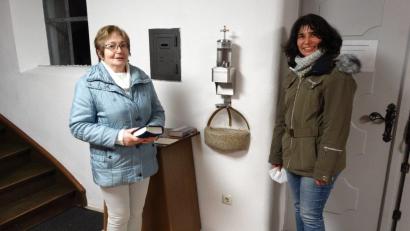 Bild: twg
Am Eingang der St.-Wendelins-Kirche in Trevesen hängt nun ein automatischer Weihwasserspender. Kirchenpflegerin Marina Fenzl (rechts) bedankte sich herzlich bei Mariele Kuchenreuther für die Spende.