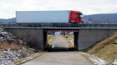 Bild: td
Die Erneuerung einer Unterführung mit einer lichten Höhe von vier Metern zwischen Pfreimd und Nabburg beginnt im Februar und wird acht Monate in Anspruch nehmen. Dabei wird auch der Verkehrs der darüber führenden A93 beeinträchtigt.