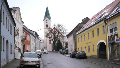 Bild: fvo
Das gelbe Gebäude am Waldthurner Marktplatz 13 hat die Aufschrift "Bierwirtschaft von Joseph Ebnet". Es ist Ende November 2021 gesegnet worden, dort befinden sich sechs Mietwohnungen mit einem Durchgang zu den Parkplätzen und der Hauergasse.