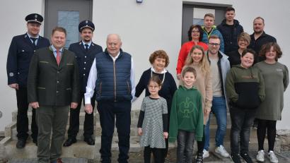 Bild: jr
Seinen 80. Geburtstag feierte am Sonntag Ludwig Schaumberger, Vierter von links, hier im Bild zusammen mit seiner Ehefrau Monika und weiteren Familienmitgliedern. Glückwünsche überbrachten auch (von links) Vorsitzender Matthias Lindinger von der Feuerwehr Pechofen, Bürgermeister Stefan Grillmeier und Kommandant Thomas Zintl.