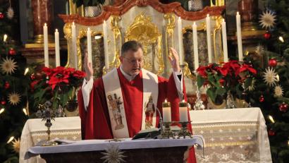 Bild: ads
Pfarrer Markus Brunner von St. Georg eröffnete im Rahmen eines feierlichen Gottesdienstes das Winterbergfest im Sabastianskircherl. Er trug dabei seine neue Stola mit Darstellungen des Heiligen Sebastian und der Heiligen Katharina.