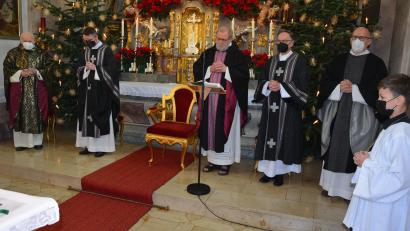 Bild: jr
Mit einem Requiem nahmen in der Konnersreuther Pfarrkirche die Pfarr- und die Marktgemeinde Abschied vom kürzlich verstorbenen ehemaligen Pfarrer und Ehrenbürger Anton Vogl. Im Bild (von links) Pater Friedhelm Czinczoll, Kaplan Bastian Neumann, Hauptzelebrant und Prediger Pater Benedikt Leitmayr, Diakon Wolfgang Weyer und Pfarrer Thomas Eckert.