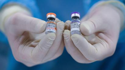 Symbolbild: Robert Michael/dpa
Ampullen mit dem Wirkstoff Comirnaty von Biontech/Pfizer gegen das Coronavirus. Eine halbe Million Corona-Impfungen sind am Wochenende in Deutschland dazugekommen.