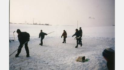 Archivbild: schß 
Die Buben des Ortes schlossen sich vor 25 Jahren zum 1. Schlittschuhclub Hohenkemnath zusammen.